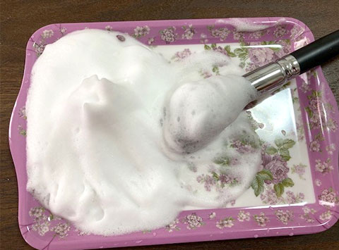 背中を泡洗浄